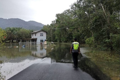 Anggota polis daripada Balai Polis Bukit Ibam menjalankan penugasan rondaan pemantauan paras air serta lokasi-lokasi yang dinaiki air. - Foto ihsan Facebook Polis Daerah Rompin