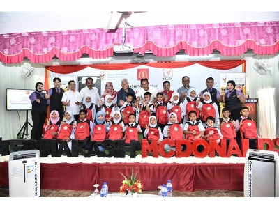 Azmir (belakang, lima dari kanan) dan Idris (belakang, enam dari kanan) bersama para tetamu jemputan serta penerima sumbangan Pek Kembali Ke Sekolah di SK (Felda) Pasir Besar, Gemas.