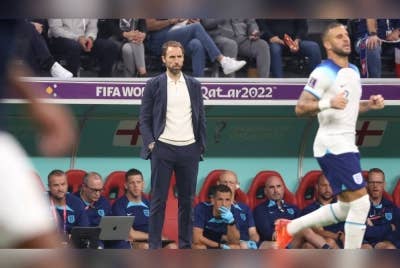 Southgate (dua dari kanan) kekal membimbing England hingga akhir 2024. - Foto Agensi
