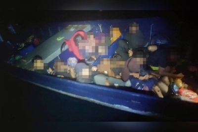 Sebahagian PATI yang ditahan di perairan Tanjung Rhu, Selangor pada malam Khamis. - Foto Maritim Malaysia