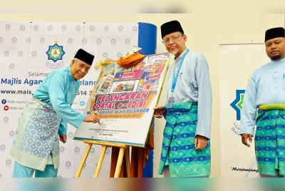 Abdul Aziz (kiri) menandatangani plak perasmian pada Majlis Perutusan Pengerusi MAIS 2023 di Auditorium Masjid Sultan Salahuddin Abdul Aziz Shah pada Jumaat.