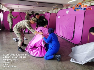 Petugas di Sekolah Agama Sri Tengah 1, Kluang mengemaskini peralatan yang disediakan di PPS berkenaan yang ditutup pada Jumaat.