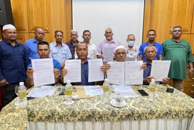 Ibrahim (duduk, dua dari kiri) bersama ahli Lembaga Pengarah Pen Mutiara ketika sidang akhbar di Batu Maung pada Jumaat.