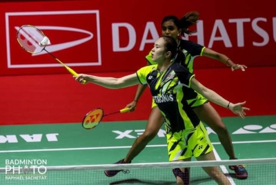 Pearly (depan) dan Thinaah menang ke atas pasangan China dalam saingan suku akhir Masters Indonesia pada Jumaat. - Foto FB BAM