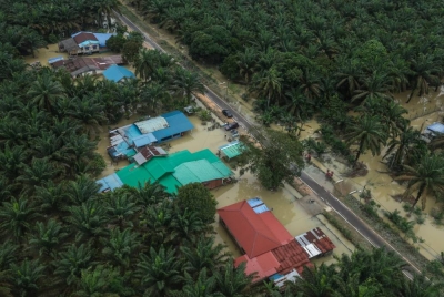 Tinjauan dari udara semasa pemantauan situasi banjir di beberapa daerah di negeri Johor, pada Jumaat. - Foto Bernama