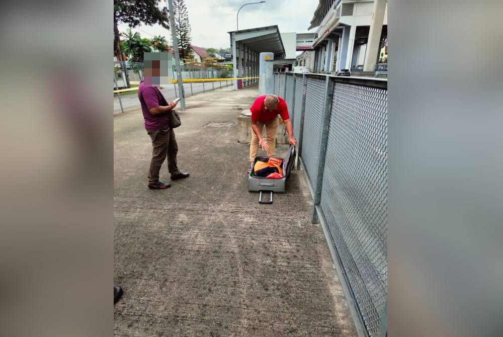 Pemeriksaan beg disaksikan oleh pemilik beg didapati mengandungi pakaian dan barang peribadi miliknya serta tiada barangan menyalahi undang-undang.- Foto PDRM