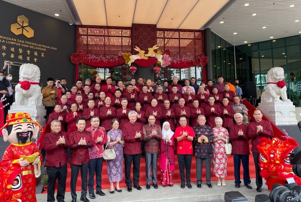 Anwar (enam dari kiri) ketika menghadiri Majlis Rumah Terbuka Tahun Baharu Cina Gabungan Dewan Perniagaan dan Perindustrian Cina Malaysia (ACCCIM) di ibu negara pada Sabtu.