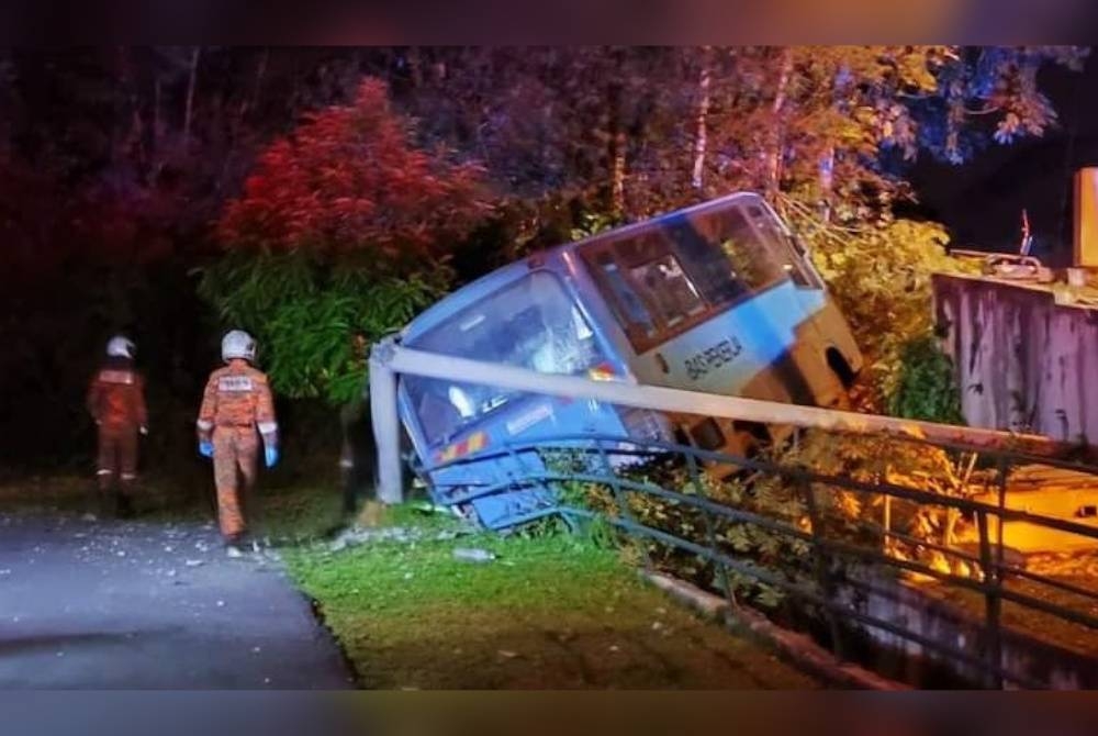 Sebuah bas mengalami kerosakan selepas hilang kawalan dan terbabas melanggar tiang. - Foto PDRM