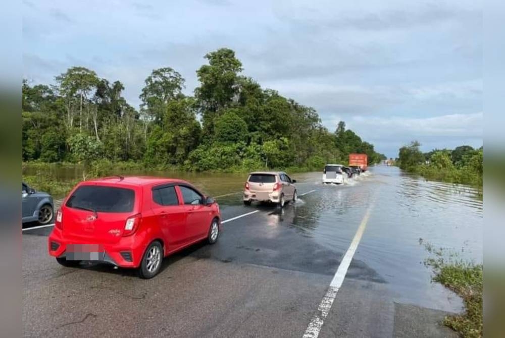 Keadaan Jalan Mersing-Kota Tinggi-Johor Bahru kini boleh dilalui semua kenderaan tetapi hanya satu lorong sahaja dibuka.