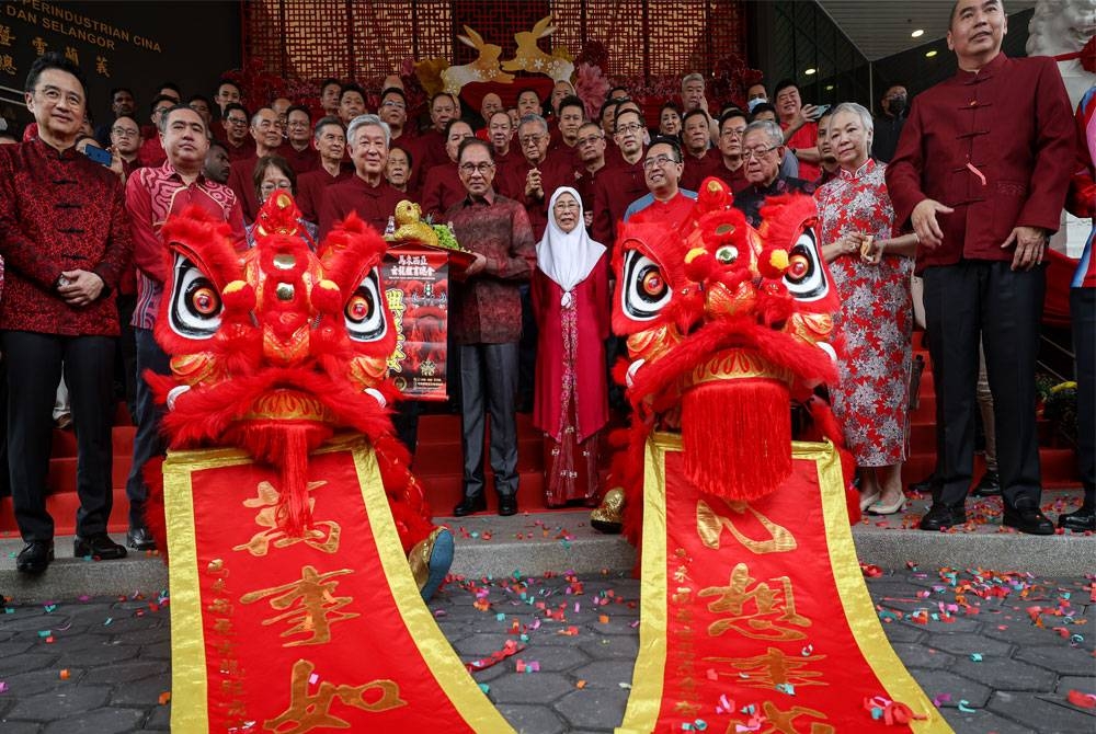 Anwar Ibrahim (lima, kiri) dan isteri Datuk Seri Dr Wan Azizah Wan Ismail (lima, kanan) hadir pada Majlis Rumah Terbuka Dewan Perniagaan dan Perindustrian Kebangsaan Malaysia (NCCIM) sempena Tahun Baharu Cina 2023 di Dewan NCCIM hari ini. - Foto: Bernama