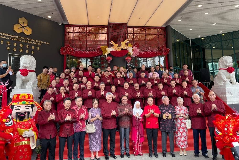 Anwar (enam dari kiri) ketika menghadiri Majlis Rumah Terbuka Tahun Baru Cina Gabungan Dewan Perniagaan dan Perindustrian Cina Malaysia (ACCCIM) di ibu negara pada Sabtu.