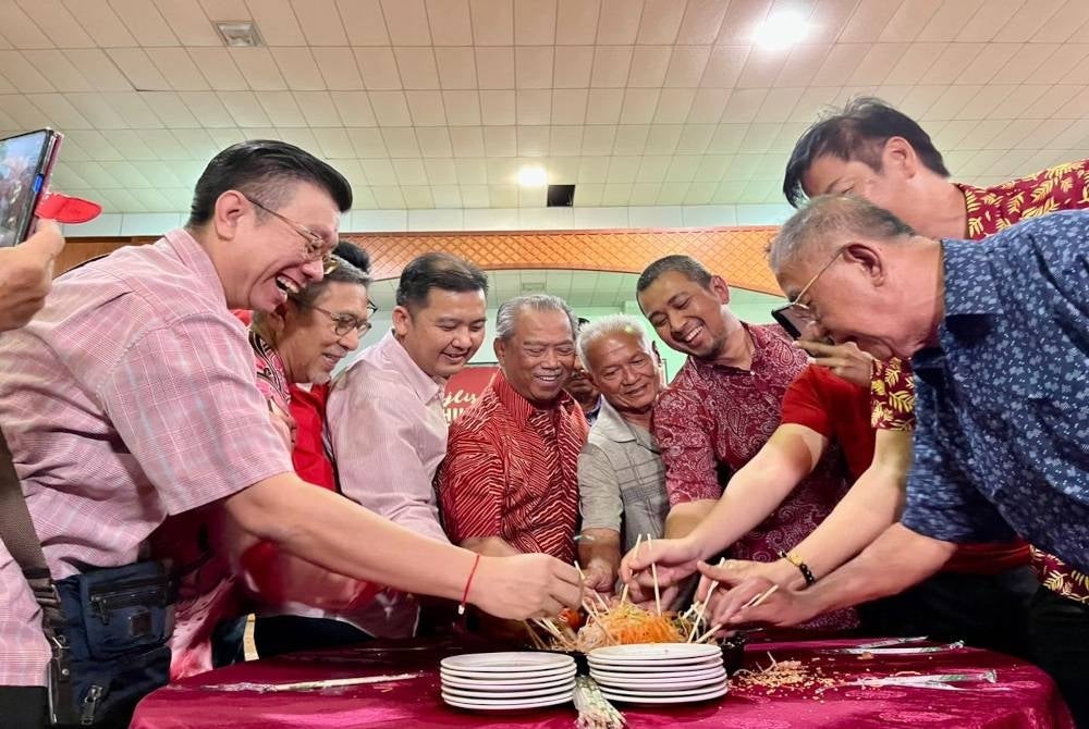 Muhyiddin (empat dari kiri) ketika menghadiri Majlis Sambutan Tahun Baharu Cina peringkat Parlimen Pagoh di Dewan Kompleks Sukan Pagoh pada Sabtu.