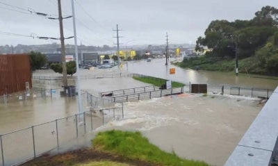 Tiga orang maut manakala seorang lagi hilang selepas hujan lebat melanda bandar terbesar Auckland. - Foto Reuters