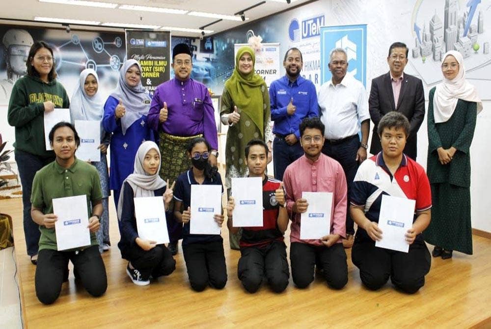Syaiful (empat dari kanan) dan Massila (lima dari kiri) bergambar bersama sebahagian pelajar yang menerima Bantuan Awal Pengajian daripada YBR.