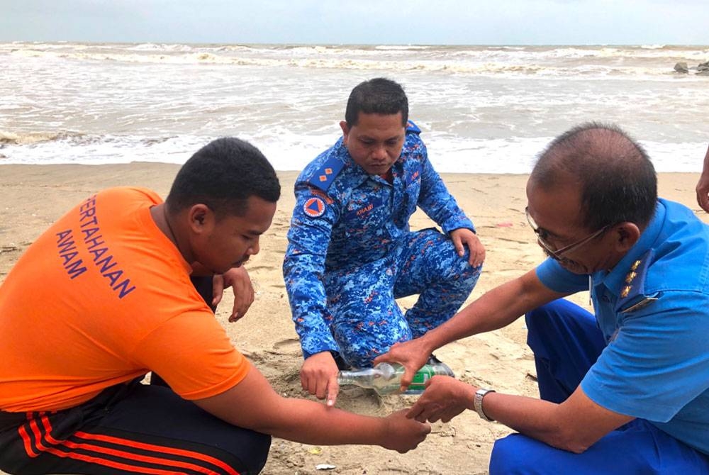 Cuka makan digunakan sebagai petua mengurangkan rasa sakit disengat obor-obor.