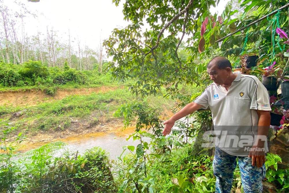Li menunjukkan jarak rumahnya di Kampung Tanjong Erat, Lubok Setol, Rantau Panjang dengan sungai kini tidak sampai 30 meter.