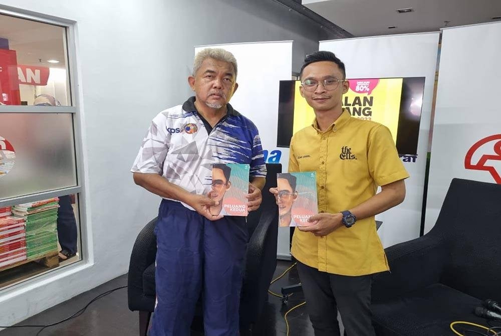 Pengunjung berpeluang bertemu mesra bersama Izzad Daniel (kanan), penulis Buku Peluang Kedua.