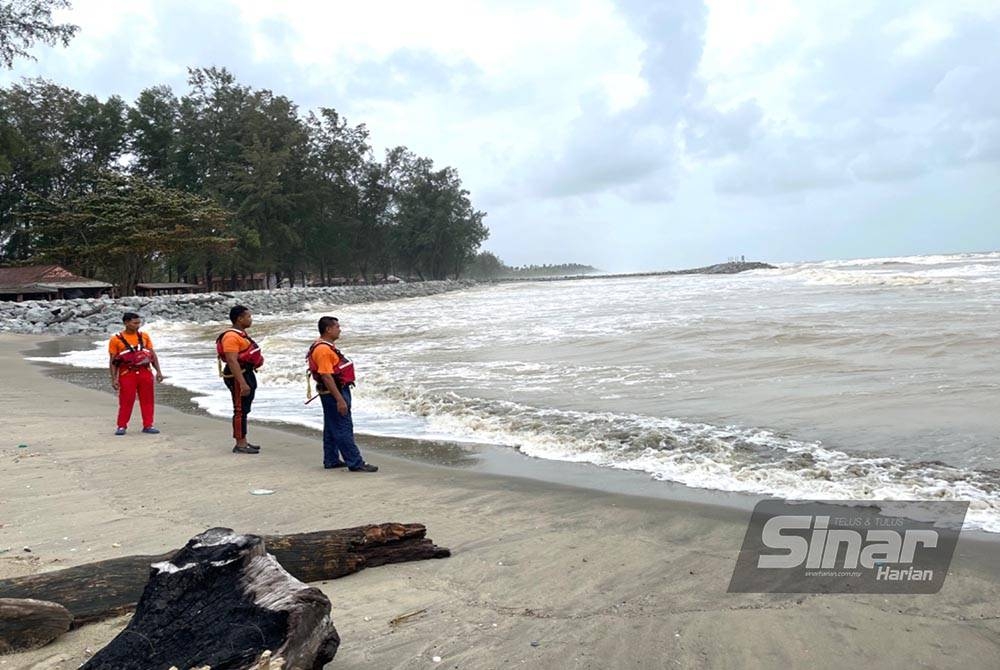 Anggota APM menjalankan rondaan di Pantai Irama, Bachok.