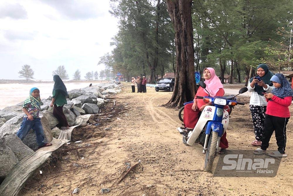 Pengunjung di Pantai Irama, Bachok dilihat berkurangan berikutan keadaan pantai yang berbahaya ketika ini.