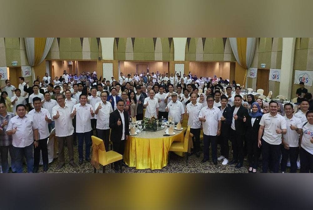 Hajiji dan barisan pemimpin GRS bersama sebahagian mahasiswa pada majlis perasmian Penutupan Konvensyen Mahasiswa GRS dan pelancaran Sayap Pelajar GRS di Kota Kinabalu.