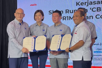 Kor Ming (tiga dari kiri) menyaksikan Sesi Penukaran Dokumen Persetujuan Kerjasama Strategik Skim Rumah CBP MyPR1MA di Ipoh, Perak pada Sabtu.