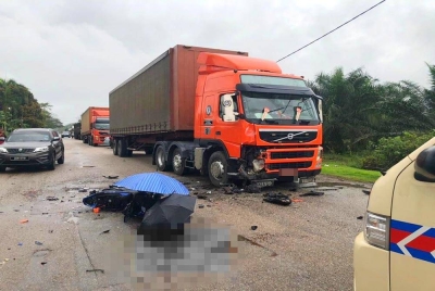 Seorang kerani maut selepas motosikal jenis Yamaha Y15 yang ditungganginya bertembung dengan sebuah treler di Jalan Staponal-Batu Jong, Kuala Krai pada Ahad.