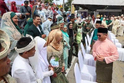 Menteri di Jabatan Perdana Menteri (Hal Ehwal Agama) Datuk Dr Mohd Na'im Mokhtar (kanan) beramah mesra bersama sebahagian pasangan pengantin pada Majlis Walimatul Urus Perdana di Dataran Merdeka sempena Karnival MAIWP 2023 hari ini.
