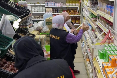 Penguat kuasa BKKM JKNT ketika melakukan pemeriksaan di sebuah premis perniagaan dalam Operasi Khas Menjelang Sambutan Perayaan Tahun Baharu Cina. -Foto:JKNT