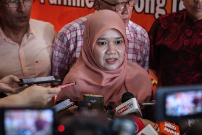 Menteri Pendidikan Fadhlina Sidek ketika menjawab pertanyaan media selepas menghadiri Majlis Rumah Terbuka Tahun Baharu Cina 2023 anjuran Pusat Khidmat Rakyat Parlimen Nibong Tebal pada Ahad.- Foto Bernama