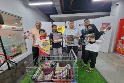 Syed Shah Redza ( tiga dari kanan) membeli buku di Jualan Gudang Karangkraf 2023 di Kumpulan Media Karangkraf di Seksyen 15, Shah Alam.