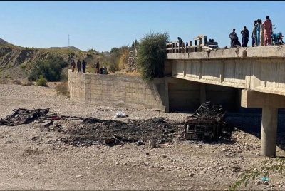 Sekurang-kurangnya 39 orang maut selepas bas mini yang dinaiki terjunam ke dalam gaung di barat daya Pakistan pada pagi Ahad. -Foto AFP.
