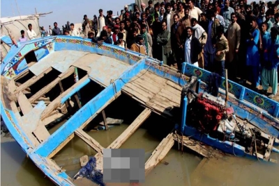 Seramai sepuluh kanak-kanak lemas apabila sebuah bot yang dinaiki karam di sebuah empangan di daerah Kohat wilayah Khyber Pakhtunkhwa di barat laut Pakistan. Foto AP.