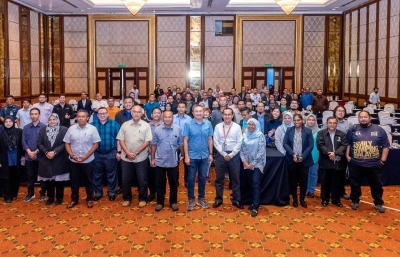 Sze Han bergambar bersama peserta yang hadir pada bengkel penyediaan garis panduan pengurusan perniagaan aktiviti perkhemahan di negeri Selangor pada Ahad.