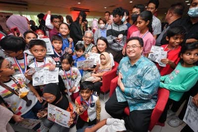 Hannah selepas majlis penyampaian hadiah Kejohanan Catur Kebangsaan Peringkat Sekolah di Pusat Latihan Agro Bank pada Ahad.