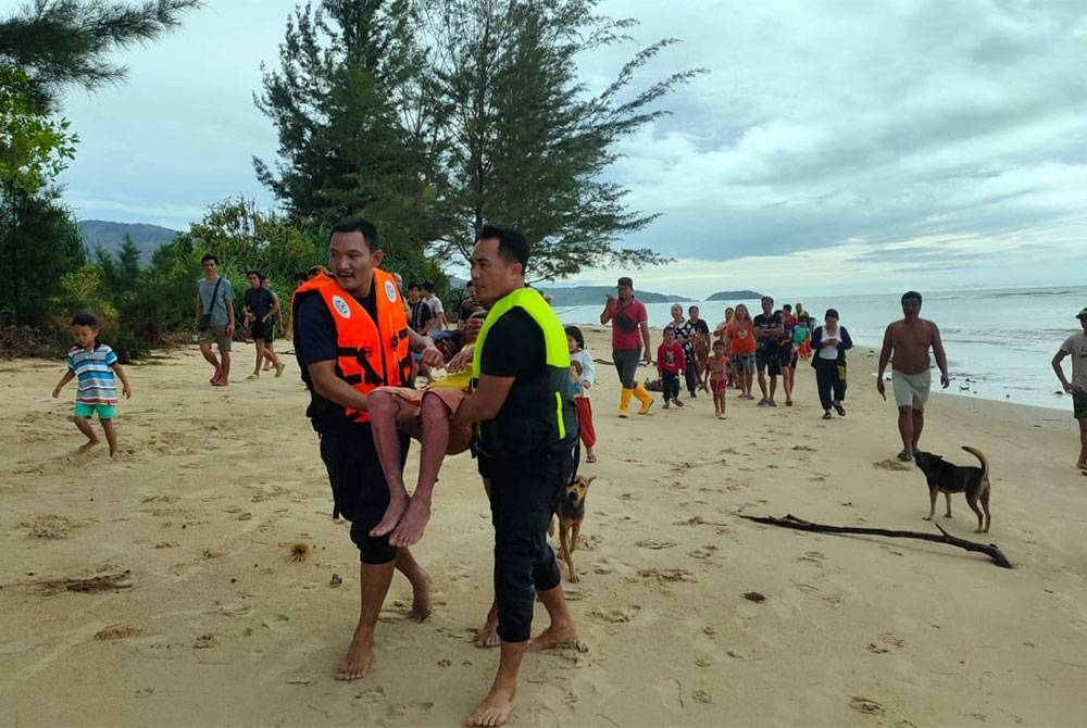 Jaikon ketika diselamatkan oleh pihak polis dan penduduk kampung selepas tiga hari terperangkap di Pulau Batu Laya-Laya, Kota Marudu.