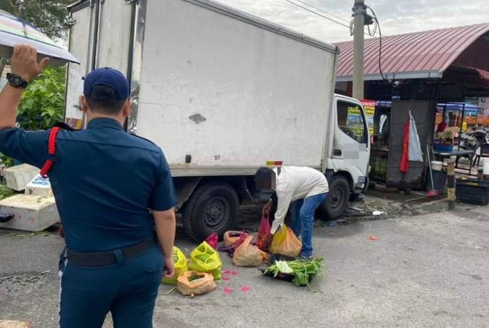 Kesemua barangan disita dibawa ke stor DBKL untuk tindakan lanjut. - Foto DBKL