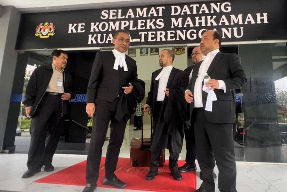 Takiyuddin (dua dari kiri) bersama barisan peguam selepas pl prosiding selesai pada Isnin.