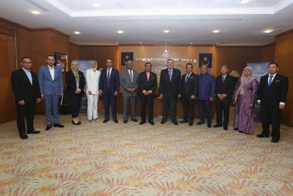 Ahmad Hussen dan delegasinya bergambar bersama wakil Malaysia yang diketuai Mohamad.