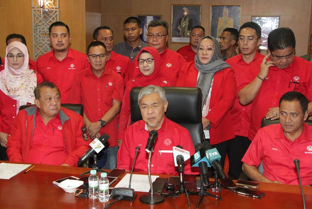 Ahmad Zahid ketika dalam sidang akhbar selepas mempengerusikan mesyuarat khas UMNO Sabah di bangunan UMNO Sabah pada Isnin.