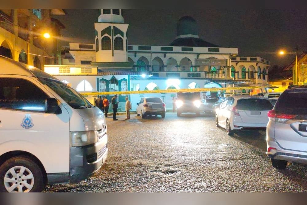 Seorang tukang masak perempuan mendedahkan dia ditendang bertubi-tubi di bahagian badan oleh seorang lelaki yang mengamuk dalam kejadian di sebuah masjid di Pulau Melaka, Kota Bharu pada Ahad.