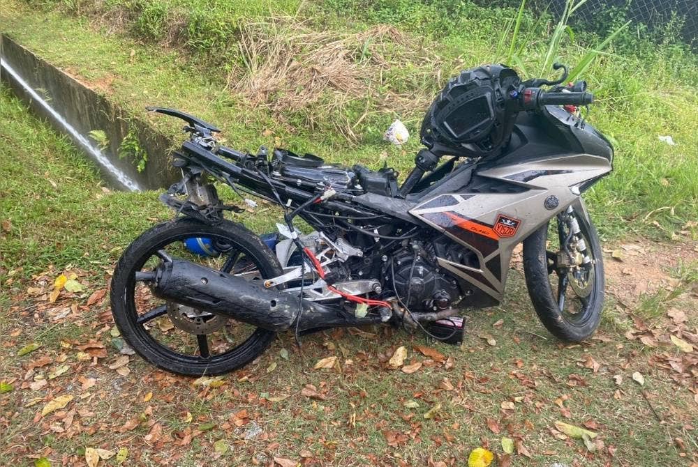 Motosikal yang dinaiki dua beradik itu terbabit dalam kemalangan di di Jalan Ayer Keroh, Gapam di sini, pada petang Ahad.