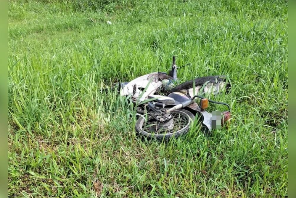 Keadaan motosikal mangsa selepas terbabit kemalangan. - Foto ihsan pengguna Facebook