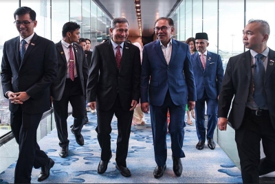 Ketibaan Anwar disambut Menteri Luar Singapura, Dr Vivian Balakrishnan.