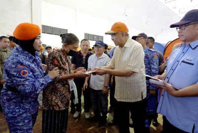 Ahmad Zahid (dua dari kanan) menyampaikan bantuan kepada mangsa-mangsa banjir daerah Pitas di Sekolah Kebangsaan Pitas hari ini.
--fotoBERNAMA (2023) HAK CIPTA TERPELIHARA