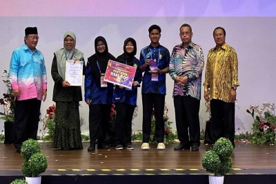 Abdul Fattah (dua dari kanan) bergambar bersama Johan Anugerah Khas: Pelaksanaan Projek Lawatan Pelancongan Koperasi Sekolah Terbaik 2022 iaitu Koperasi SMK Batu Sepuluh Lekir Perak Berhad dalam satu majlis yang diadakan di Shah Alam.