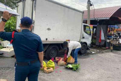 Kesemua barangan disita dibawa ke stor DBKL untuk tindakan lanjut. - Foto DBKL