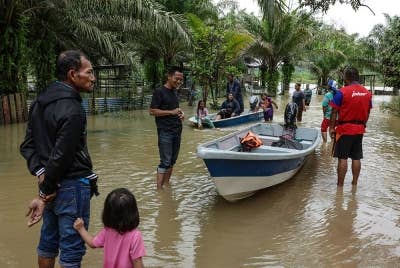 Johor terus mencatatkan penurunan mangsa banjir apabila merekodkan 2,157 orang daripada 607 keluarga yang ditempatkan di 23 PPS. - Foto Bernama.