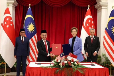 Anwar Ibrahim (kiri) bersama Lee Hsien Loong (kanan) menyaksikan majlis menandatangani Memorandum Persefahaman yang ditandatangani Fahmi Fadzil (dua, kiri) dan Josephine Teo (dua dari kanan) di Istana Singapura pada Isnin. - Foto Bernama