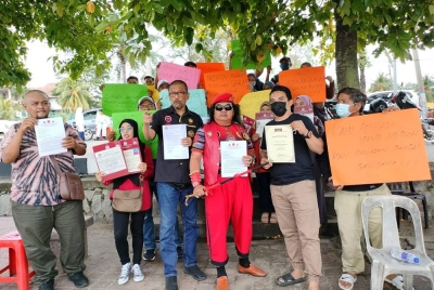 Abdul Rani (tiga dari kanan) bersama peniaga terlibat.