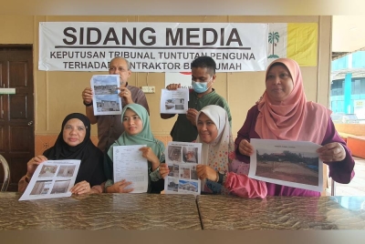 Enam individu yang mendakwa menjadi mangsa syarikat kontraktor pembinaan yang berpangkalan di Alor Setar menunjukkan keadaan rumah mereka yang terbengkalai.